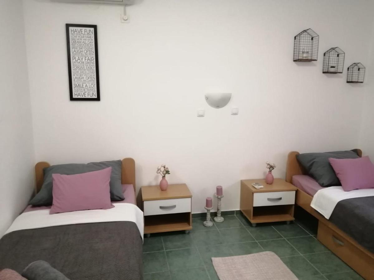 Holiday House Lara Starigrad Paklenica Esterno foto